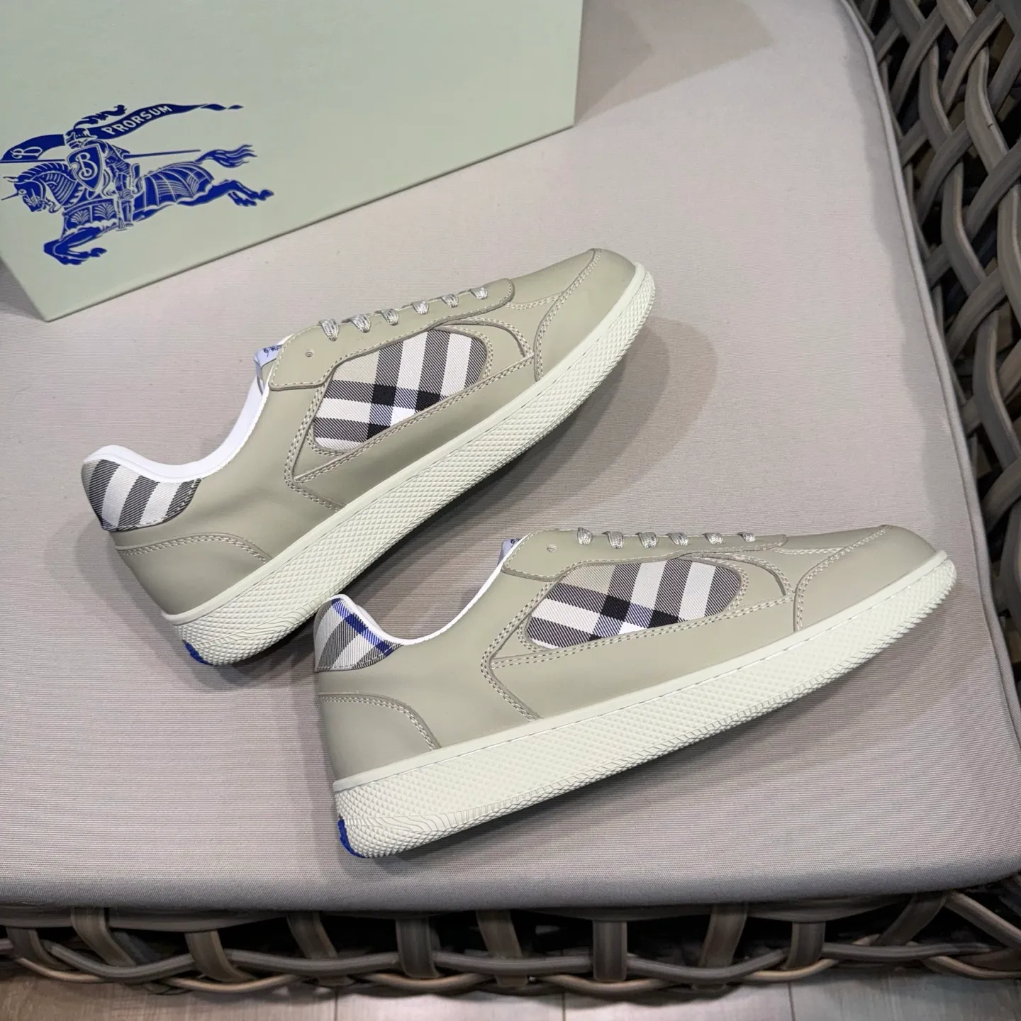 [Burberry] Top P: 680💰Size: 38-44 (45.46 custom-made) Burberry official website synchronized men's classic low-top sneakers | Made of original first-layer cowhide | Decorated with renewed brand logo | First-layer cowhide lining | Heel decorated with Burberry letter embossed logo | Original TPU outsole.